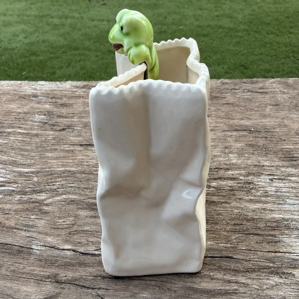 Georgia Peach Kitschy Souvenir Pencil Holder Frog Paper Bag MC And Co. Office